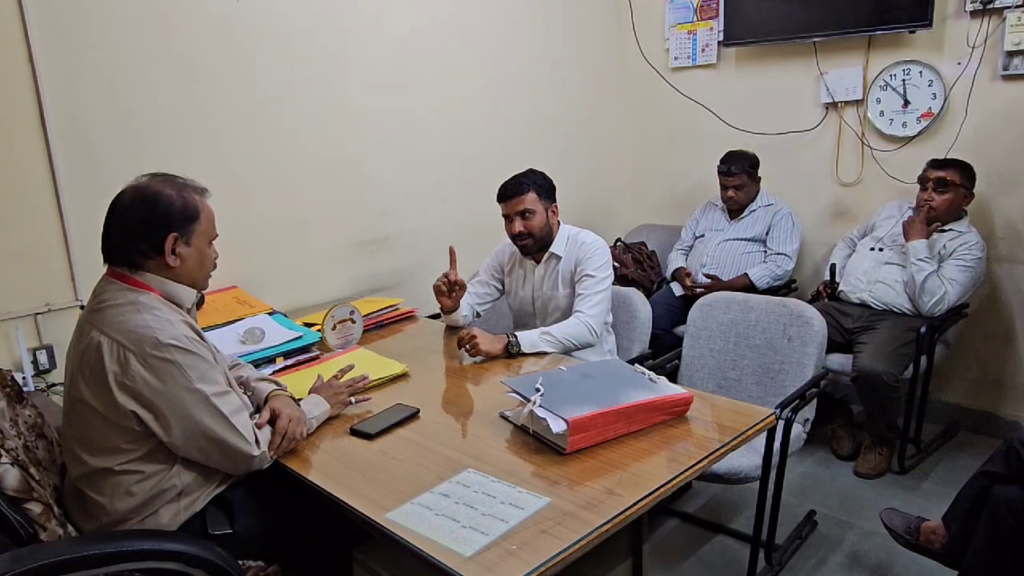 રાજુ કરપડાએ લીધો અધિકારીનો ઉધડો