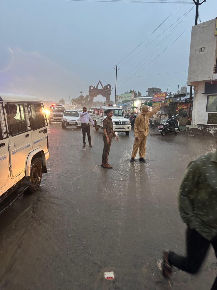 ધોધમાર વરસાદ વચ્ચે ચોટીલા પોલીસની સરાહનીય કામગીરી