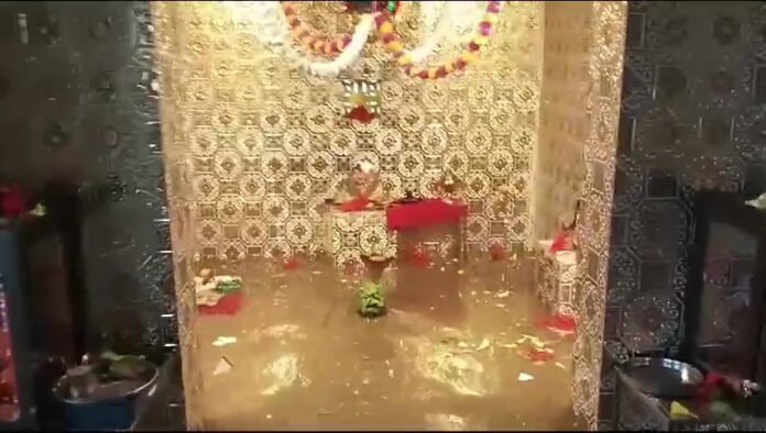 વરસાદ વરસતાં મહાદેવના મંદિરમાં ઘૂસી ગયા ગંદા પાણી